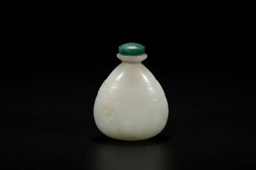 Chinese white jade snuff bottle, 19th Century.