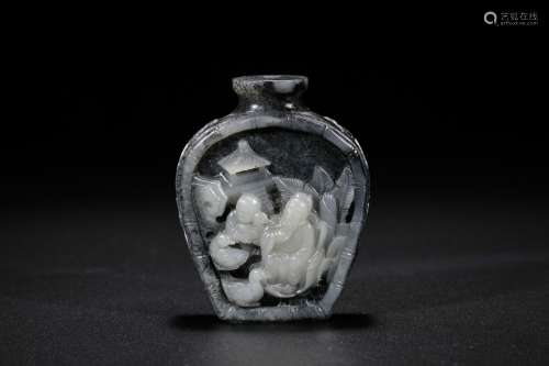Chinese carved black and white jade snuff bottle. 19th