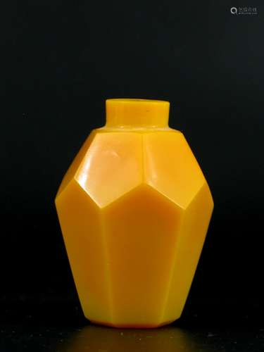 Chinese Peking Glass Snuff Bottle