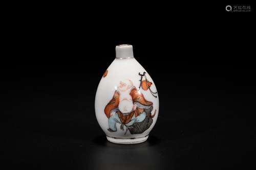 Chinese famille rose porcelain snuff bottle