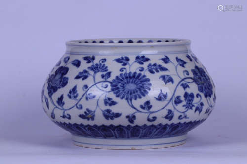 14-16TH CENTURY, A FLORAL PATTERN BLUE&WHITE POT, MING DYNASTY