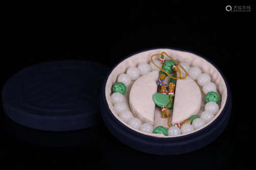 17-19TH CENTURY, A STRING OF PALACE STYLE OLD HETIAN JADE HANDPIECE, QING DYNASTY