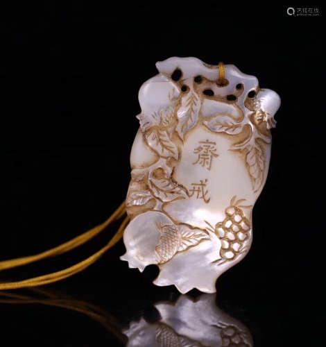 17TH-19TH CENTURY, AN OLD MOTHER-OF-PEARL FAST PENDANT, QING DYNASTY