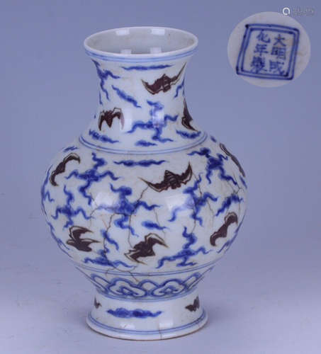 A BLUE AND WHITE GLAZE BAT PATTERN VASE