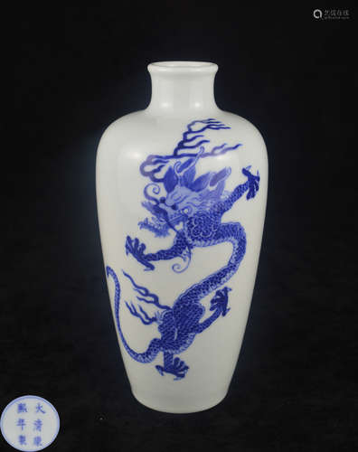 A BLUE AND WHITE DRAGON PATTERN VASE