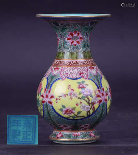 A FAMILLE ROSE FLORAL PATTERN VASE