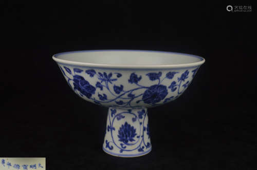 A BLUE AND WHITE PEONY PATTERN STEM BOWL