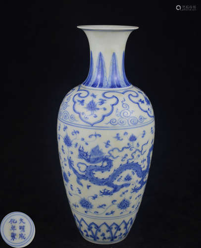 A BLUE AND WHITE DRAGON PATTERN MEI VASE