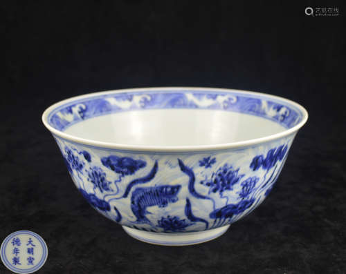 A BLUE AND WHITE FISH PATTERN BOWL