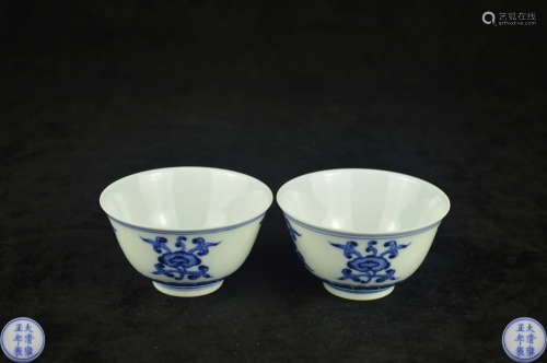 PAIR BLUE AND WHITE GANODERMA PATTERN CUPS