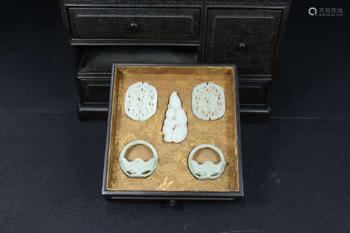 SET HETIAN JADE CARVED RUYI BOX VASE AND PENDANT