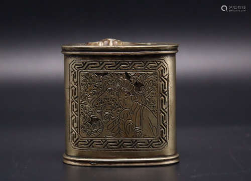 A COPPER CASTED FIGURE PATTERN OINTMENT BOX