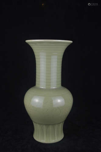 A LONGQUAN CELADON VASE