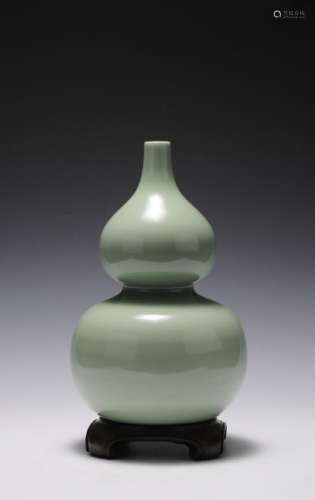 Green Glaze Gourd Form Vase, 18th-19th C.