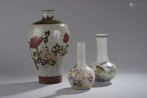 Trois vases en porcelaine, dont deux en forme bout...
