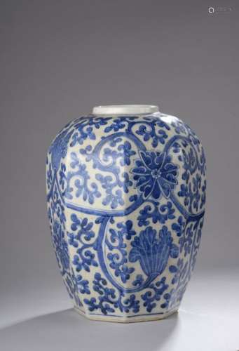 Vase octogonal en porcelaine émailléz bleu sur fon...
