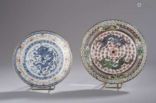 Lot de deux assiettes en porcelaine émaillée à déc...