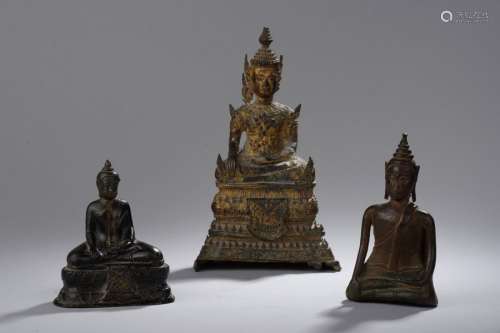 Trois statuettes en bronze laqué or, bouddha assis...