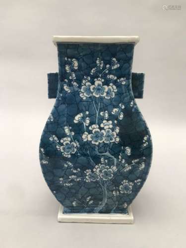 Vase de forme fanghu en porcelaine décorée en bleu...