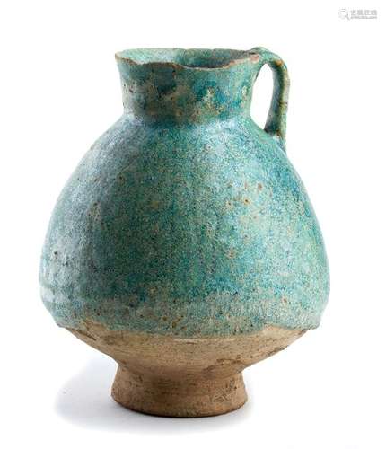 A TURQUOISE GLAZED EWER Iran, 13th century 17,5 cm...