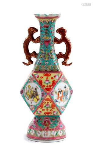 A ‘FAMILLE ROSE’ VASE China, Republic period 25 cm...