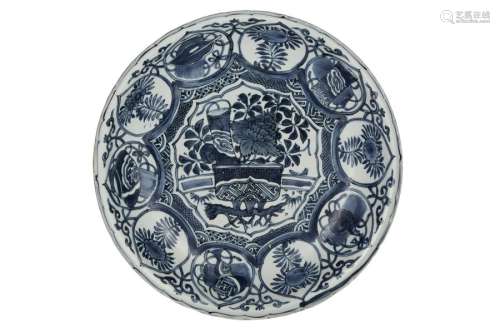 A LARGE ‘KRAAK’ BLUE AND WHITE DISH China, Ming dy...