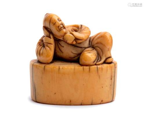 AN IVORY NETSUKE OF A CHINESE LITERATI 18th centur...