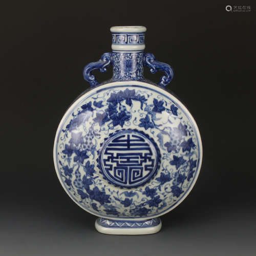 QIANLONG MARK, A BLUE AND WHITE FLAT VASE