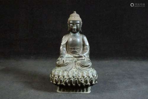 Grand Bouddha assis en Padmasana. Vêtu d'une robe ...