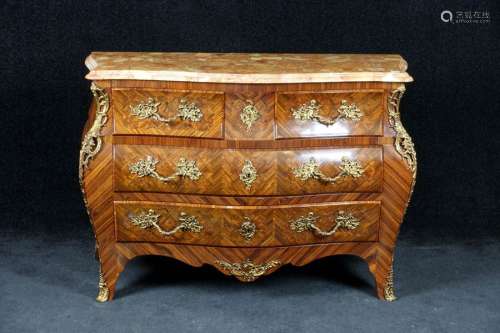 Commode Tombeau de Style Louis XV. Sommée d'un mar...