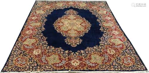 Tapis Kirman. Important médaillon floral posé sur ...