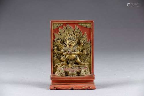 Tibet.Petit autel dédié à Mahakala. La divinité...