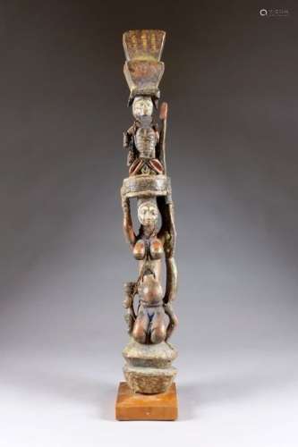 Poteau architectural Yoruba. Sculpté d'une femme a...