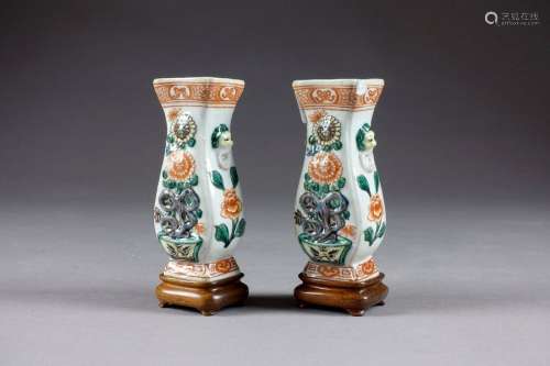 Paire de Vases miniatures de Forme balustre. Décor...
