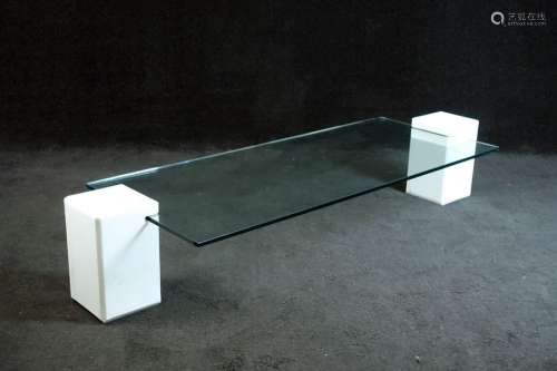 Table de Salon Design. Tablette de verre glissée d...