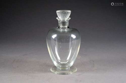 René Lalique.Carafe “Padoue“ (1930). Verre blan...