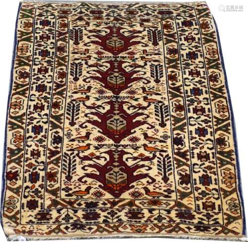 Carpette d'Orient. A quatre médaillons entourés d'...