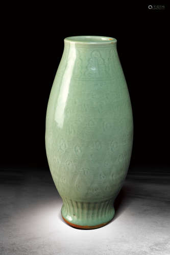明 龍泉釉網花紋橄欖瓶