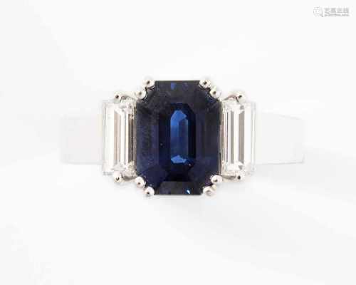 Saphir-Diamant-Ring750 Weissgold. Feiner oktagonaler Saphir von ca. 2.40 ct, flankiert von 2