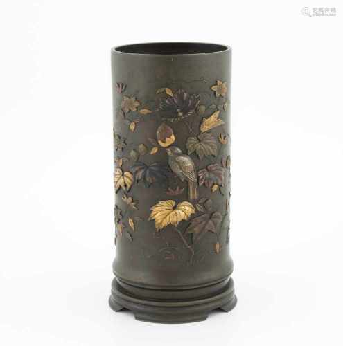 ZylindervaseJapan, Meiji-Zeit. Bronze mit Metallapplikationen. Blumen-/Vogeldekor. H 30,5 cm. –