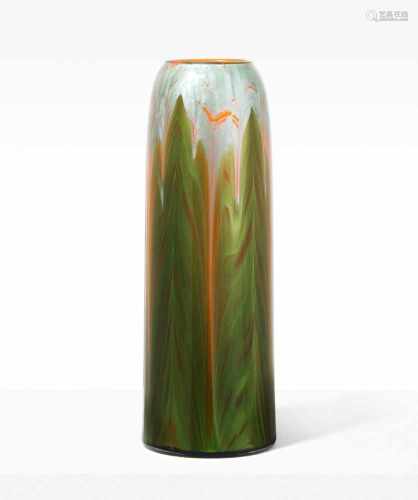 Lötz WitweKlostermühle, um 1905. Vase. Titania Gre 2534, Grund orangeopal mit Grün. H 29 cm.