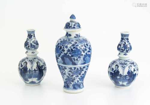Lot: 3 MiniaturvasenChina, Kangxi-Periode. Blau-Weiss-Porzellan. Kleine Deckelvase in Balusterform