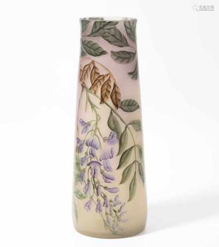 Muller FrèresLunéville, um 1920. Vase. Farbloses Glas, violette und gelbe Pulvereinschmelzungen,