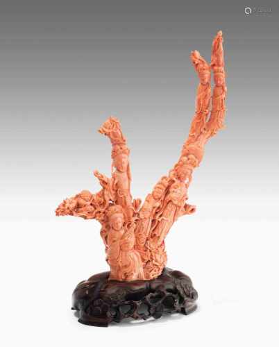 KorallenskulpturChina, 20. Jh. Lachsfarbene Koralle. Grosse, detailreiche Figurengruppe mit drei