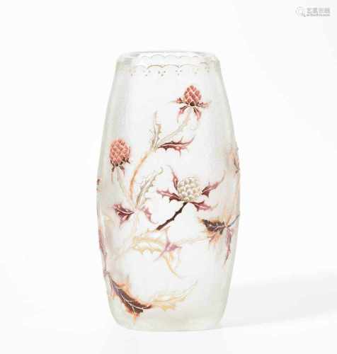 Emile GalléNancy, um 1890. Vase. Farbloses Glas, reliefiert geätzter Dekor mit Disteln, emailliert