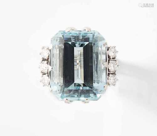 Aquamarin-Brillant-Ring750 Weissgold. Oktagonaler Aquamarin von ca. 17 ct, flankiert von 6