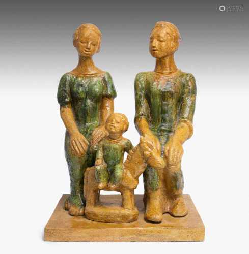 Hildegard Michaelis(1900–1982) Figurengruppe (Vater, Mutter und Kind), Keramik, ocker und grün