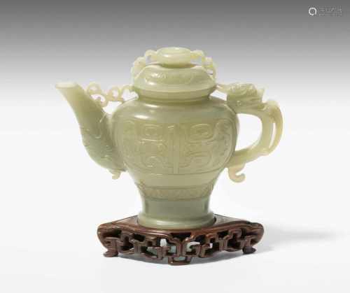 Kleine JadekanneChina, Qing-Dynastie. Celadonfarbene Jade. Kleine Kanne mit fein reliefiertem,