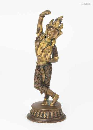 Figur der TaraNepal, 19./20. Jh. Bronze, tlw. feuer- und kaltvergoldet. Figur der stehenden Tara mit