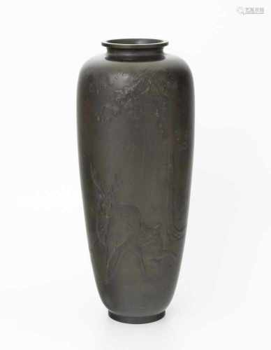 VaseJapan, Meiji-Zeit. Bronze. Hohe, schmale Vase mit reliefierter Darstellung eines Hirsches und